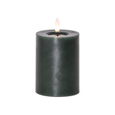 Zöld LED oszlopgyertya valódi viaszból, élethű pislákoló lánggal, fehér háttérrel, webshop termékfotóként.